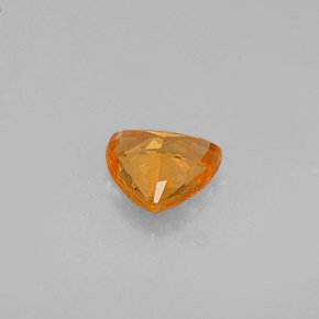 0.63カラットの天然マンダリンオレンジサファイア（5.6×5.4 mm・トリリアント）