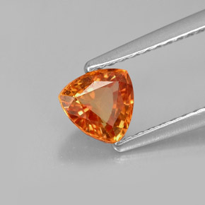 0.77カラットの天然オレンジサファイア（5.5×5.4 mm・トリリアント）