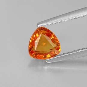 0.84カラットの天然マンダリンオレンジサファイア（5.5×5.5 mm・トリリアント）