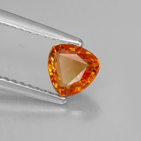 0.84カラットの天然マンダリンオレンジサファイア（5.5×5.5 mm・トリリアント）