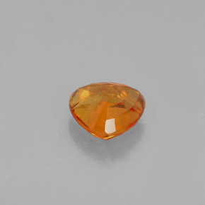 0.84カラットの天然マンダリンオレンジサファイア（5.5×5.5 mm・トリリアント）