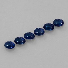 カラットの天然ブルーサファイア（5.1×4.2 mm・透明）