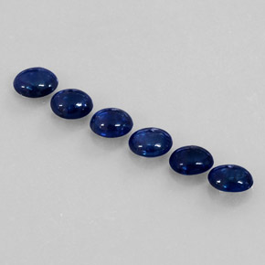 カラットの天然ブルーサファイア（4.9×4 mm・透明）