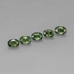 カラットの天然グリーンサファイア（6×4.3 mm・オーバルカット）