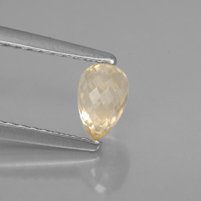 0.85カラットの天然イエローサファイア（5.7×4.1 mm・ブリオレット）