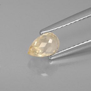 0.85カラットの天然イエローサファイア（5.7×4.1 mm・ブリオレット）
