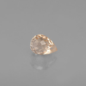 0.57カラットの天然ライトオレンジサファイア（5×3.7 mm・ブリオレット）