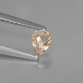 0.57カラットの天然ライトオレンジサファイア（5×3.7 mm・ブリオレット）