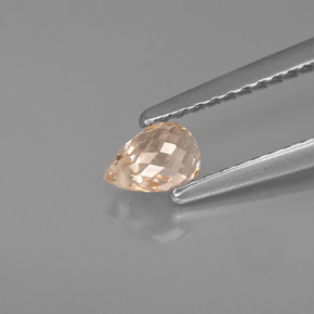 0.57カラットの天然ライトオレンジサファイア（5×3.7 mm・ブリオレット）