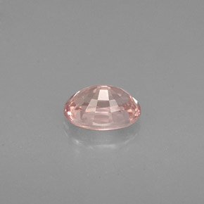 0.70カラットの天然ライトローズサファイア（6×4.2 mm・オーバルカット）