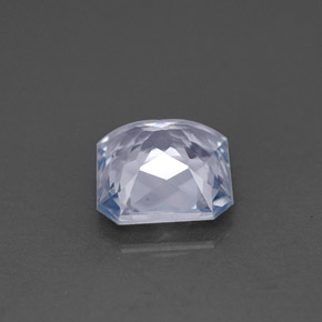 1.82カラットの天然ライトバイオレットブルーサファイア（6.8×6.8 mm・エメラルドカット）