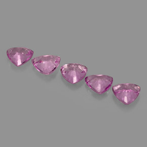カラットの天然ピンクサファイア（4×3.9 mm・トリリアント）