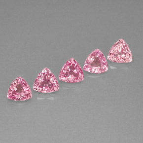 カラットの天然ピンクサファイア（4.1×3.9 mm・トリリアント）