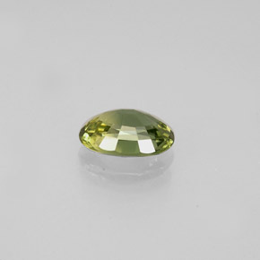 0.62カラットの天然イエローグリーンブルーサファイア（6.1×4.2 mm・オーバルカット）
