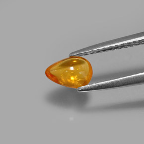 0.74カラットの天然イエローオレンジサファイア（6.5×4.6 mm・透明）