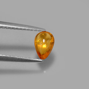 0.74カラットの天然イエローオレンジサファイア（6.5×4.6 mm・透明）