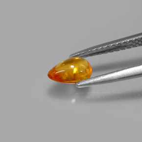 0.74カラットの天然イエローオレンジサファイア（6.5×4.6 mm・透明）