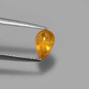 0.81カラットの天然ゴールデンイエローサファイア（6.5×4.3 mm・透明）