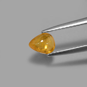 0.75カラットの天然ゴールデンイエローサファイア（6.2×4.8 mm・透明）