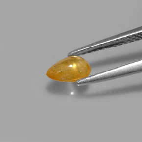 0.68カラットの天然ゴールデンイエローサファイア（6.6×4.6 mm・透明）