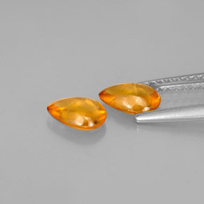 カラットの天然イエローオレンジサファイア（6.5×4.6 mm・透明）