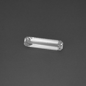 0.56カラットの天然ホワイトサファイア（10×2.6 mm・エメラルドカット）