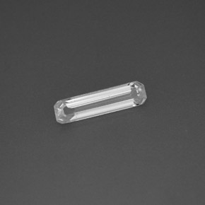 0.56カラットの天然ホワイトサファイア（10×2.6 mm・エメラルドカット）