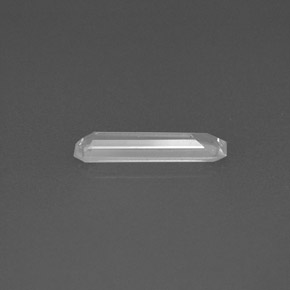 0.56カラットの天然ホワイトサファイア（10×2.6 mm・エメラルドカット）