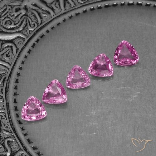 1.22カラットの天然ディープピンクサファイア（4.1×4 mm・トリリアント）