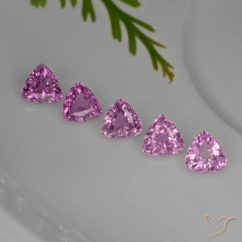 1.44カラットの天然深いピンクがかった紫サファイア（4.1×4 mm・トリリアント）