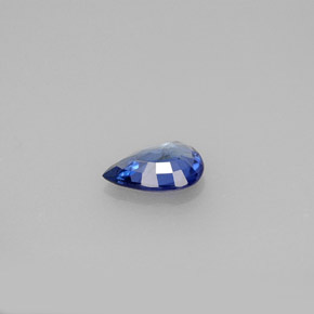 0.66カラットの天然ブルーサファイア（7.1×5 mm・洋梨の形）