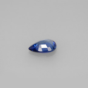 0.69カラットの天然ブルーサファイア（7×5.1 mm・洋梨の形）