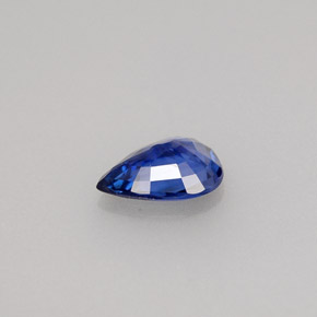 0.66カラットの天然ブルーサファイア（6.9×5.1 mm・洋梨の形）