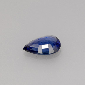 0.63カラットの天然ブルーサファイア（7.1×5 mm・洋梨の形）