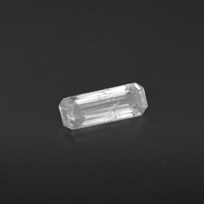 0.55カラットの天然ホワイトサファイア（7.8×2.9 mm・エメラルドカット）