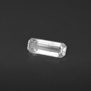 0.55カラットの天然ホワイトサファイア（7.8×2.9 mm・エメラルドカット）