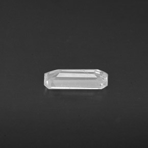 0.55カラットの天然ホワイトサファイア（7.8×2.9 mm・エメラルドカット）