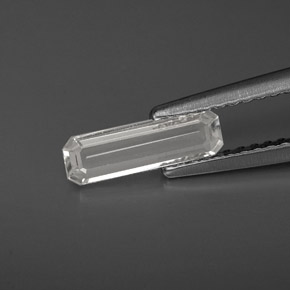 0.61カラットの天然ホワイトサファイア（9.9×3 mm・エメラルドカット）