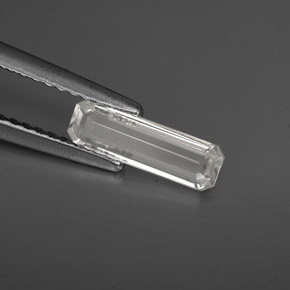 0.61カラットの天然ホワイトサファイア（9.9×3 mm・エメラルドカット）