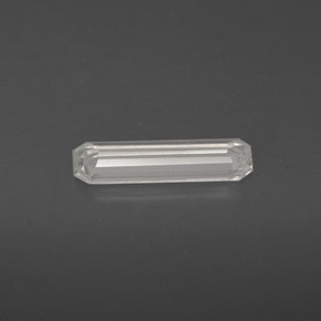0.61カラットの天然ホワイトサファイア（9.9×3 mm・エメラルドカット）
