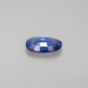 0.76カラットの天然ブルーサファイア（7.1×5.1 mm・オーバルカット）