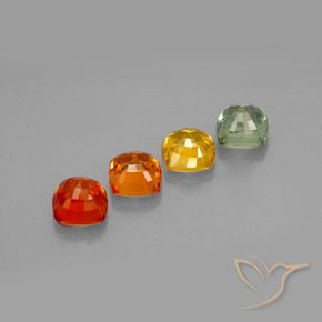 2.64カラットの天然マルチカラーサファイア（4.5×4.5 mm・クッションカット）