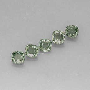 カラットの天然グリーンサファイア（4.7×4.7 mm・クッションカット）