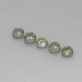 カラットの天然グリーンサファイア（4.7×4.7 mm・クッションカット）