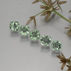 カラットの天然グリーンサファイア（4.5×4.4 mm・クッションカット）