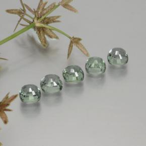 カラットの天然グリーンサファイア（4.5×4.4 mm・クッションカット）
