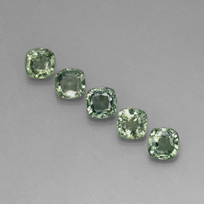 カラットの天然グリーンサファイア（5×5 mm・クッションカット）
