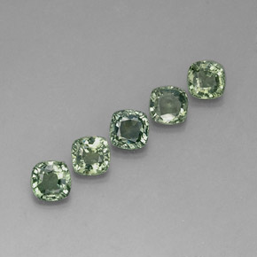 カラットの天然グリーンサファイア（5×5 mm・クッションカット）