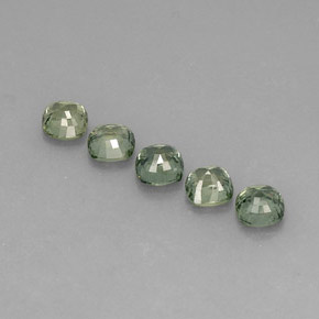 カラットの天然グリーンサファイア（5×5 mm・クッションカット）