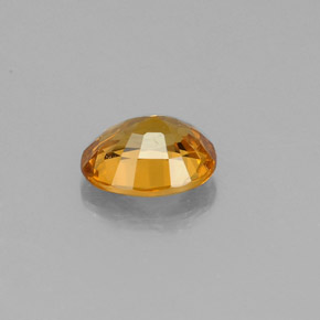 0.74カラットの天然ゴールデンイエローサファイア（6×4.8 mm・オーバルカット）